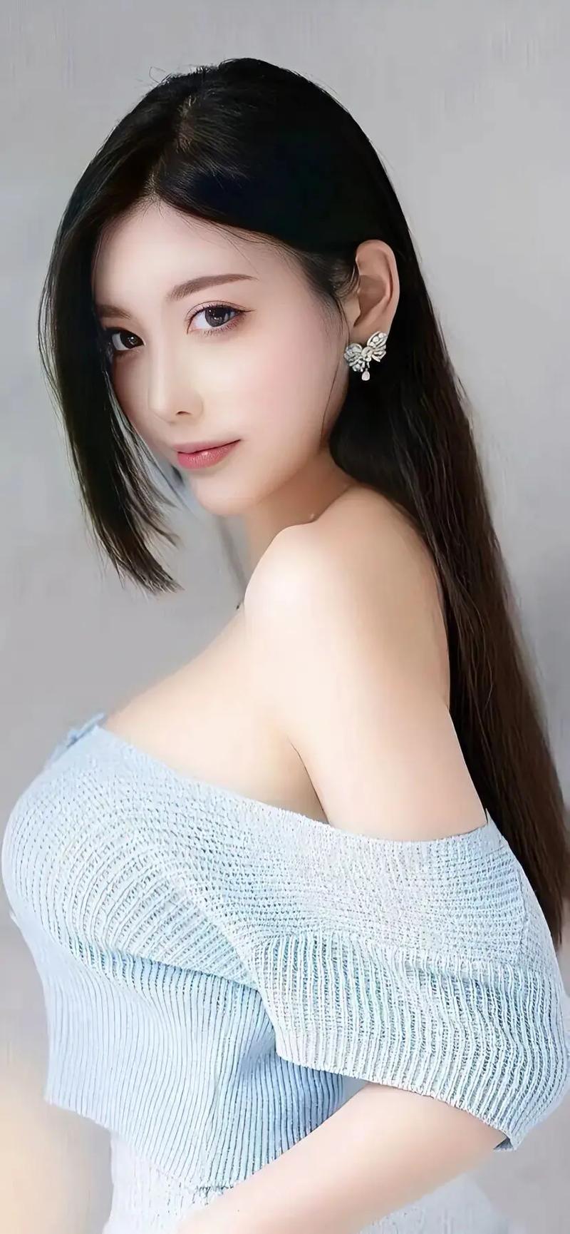把她的两个乳球弄到玻璃上 - 把她的两个